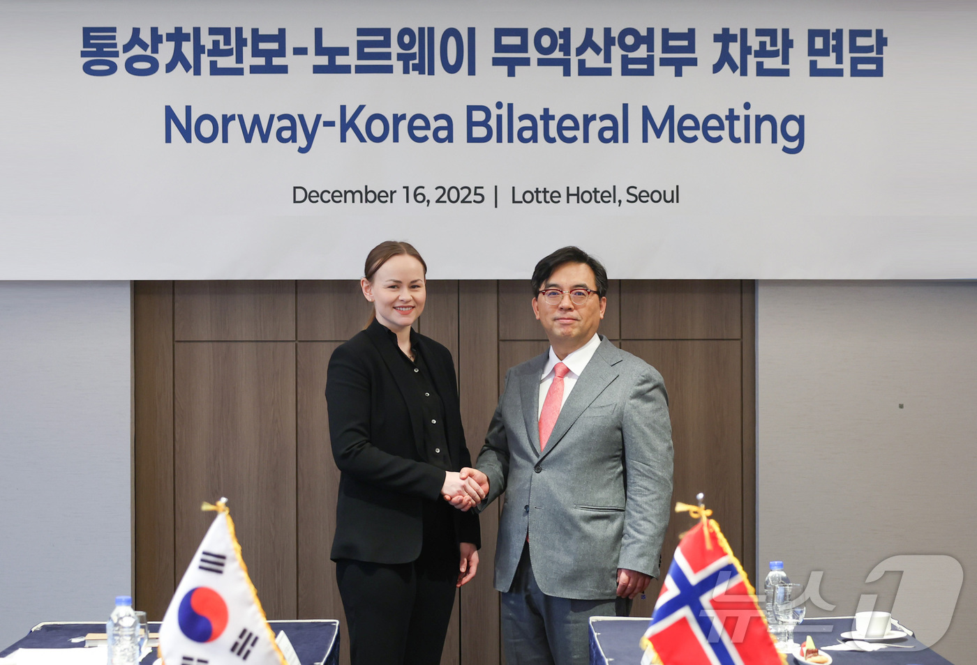 (서울=뉴스1) = 박정성 산업통상자원부 통상차관보가 16일 오후 서울 소공동 롯데호텔에서 랑힐드 쇼네르 시르스타드 노르웨이 무역산업부 차관과 면담을 가진 후, 기념 촬영을 하고 …