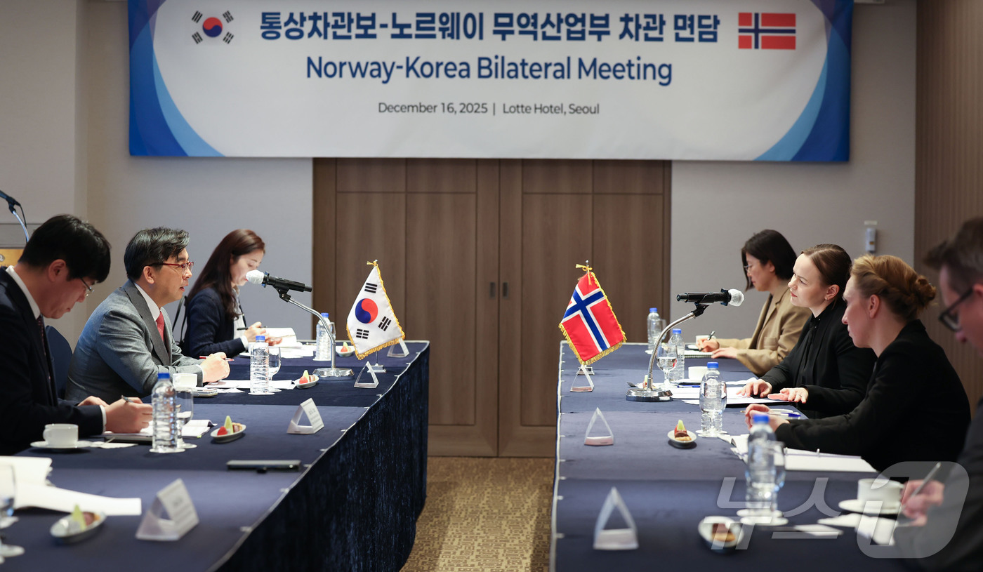 (서울=뉴스1) = 박정성 산업통상자원부 통상차관보가 16일 오후 서울 소공동 롯데호텔에서 랑힐드 쇼네르 시르스타드 노르웨이 무역산업부 차관과 면담을 가지고 있다. (산업통상자원부 …