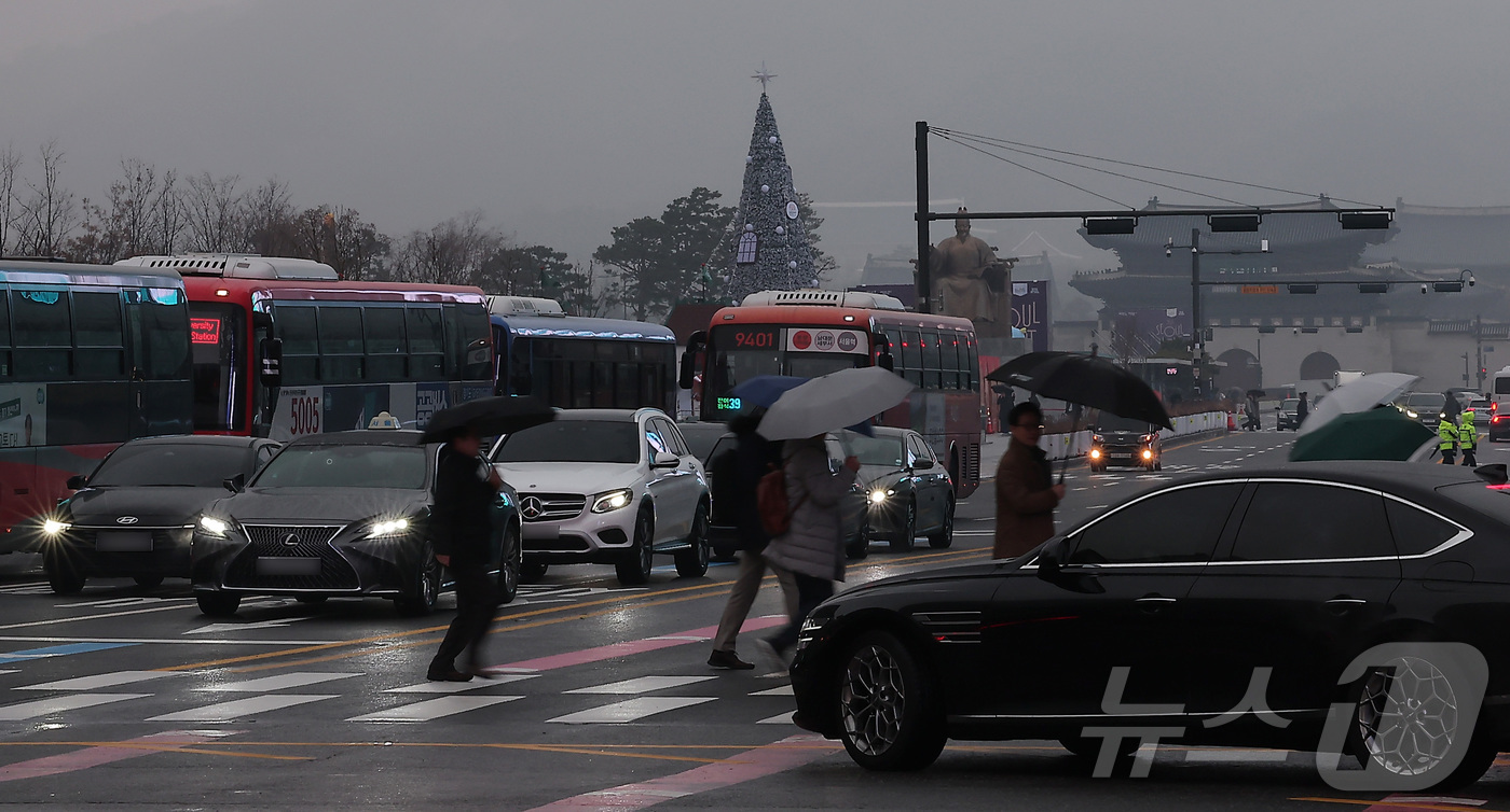 (서울=뉴스1) 김성진 기자 = 서울 등 수도권 지역에 겨울비가 내린 16일 오후 서울 도심에서 전조등을 켠 자동차들이 주행하고 있다. 2025.12.16/뉴스1