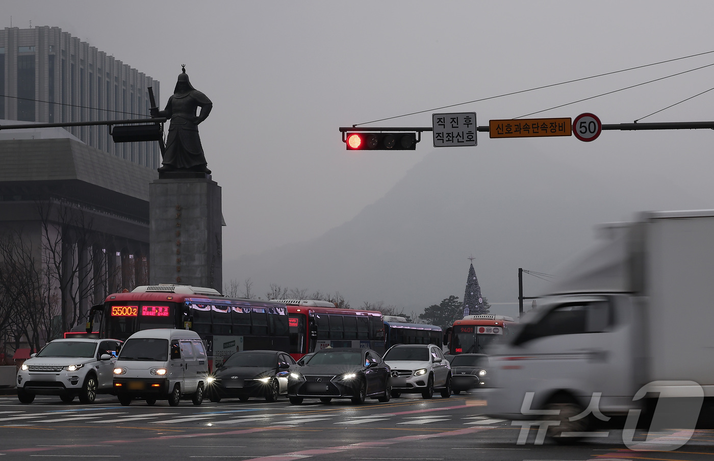 (서울=뉴스1) 김성진 기자 = 서울 등 수도권 지역에 겨울비가 내린 16일 오후 서울 도심에서 전조등을 켠 자동차들이 주행하고 있다. 2025.12.16/뉴스1