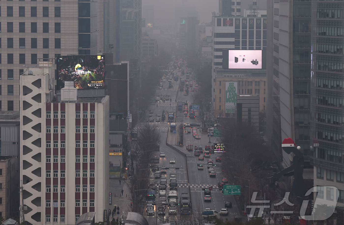 (서울=뉴스1) 김성진 기자 = 서울 등 수도권 지역에 겨울비가 내린 16일 오후 서울 도심이 뿌연 모습을 보이고 있다. 2025.12.16/뉴스1