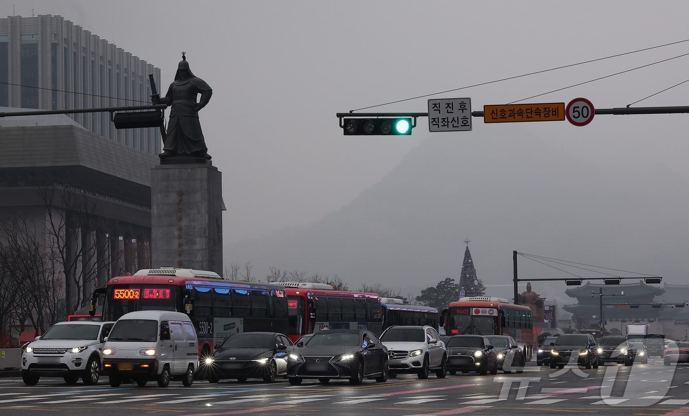 (서울=뉴스1) 김성진 기자 = 서울 등 수도권 지역에 겨울비가 내린 16일 오후 서울 도심에서 전조등을 켠 자동차들이 주행하고 있다. 2025.12.16/뉴스1