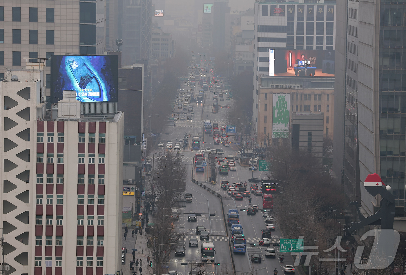 (서울=뉴스1) 김성진 기자 = 서울 등 수도권 지역에 겨울비가 내린 16일 오후 서울 도심이 뿌연 모습을 보이고 있다. 2025.12.16/뉴스1