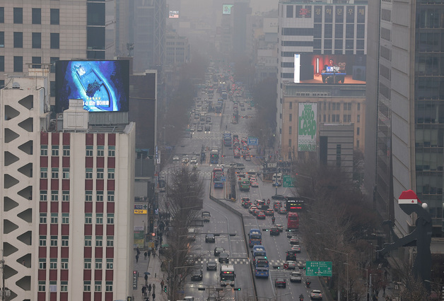겨울비로 뿌연 모습 보이는 서울 도심