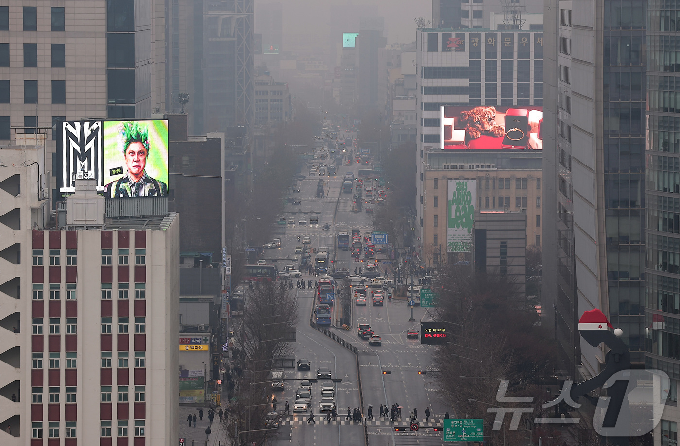 (서울=뉴스1) 김성진 기자 = 서울 등 수도권 지역에 겨울비가 내린 16일 오후 서울 도심이 뿌연 모습을 보이고 있다. 2025.12.16/뉴스1
