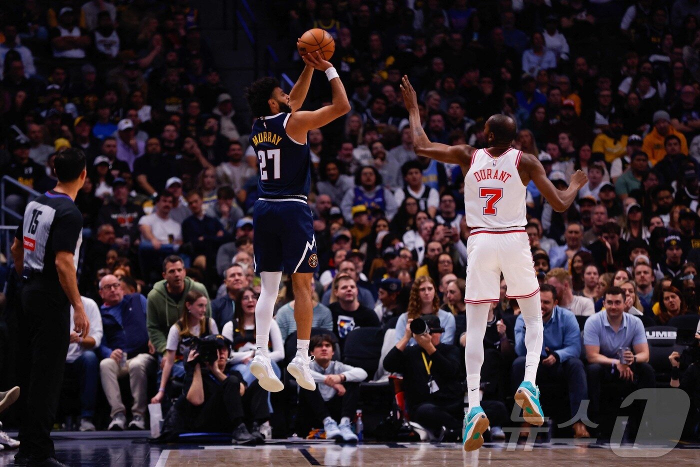 본문 이미지 - 덴버 너기츠의 저말 머리가 16일(한국시간) 열린 2025-26 NBA 휴스턴 로키츠전에서 3점 슛을 시도하고 있다. 덴버는 이날 74점을 합작한 머리와 요키치의 맹활약 속에 휴스턴을 128-125로 제압했다. ⓒ AFP=뉴스1