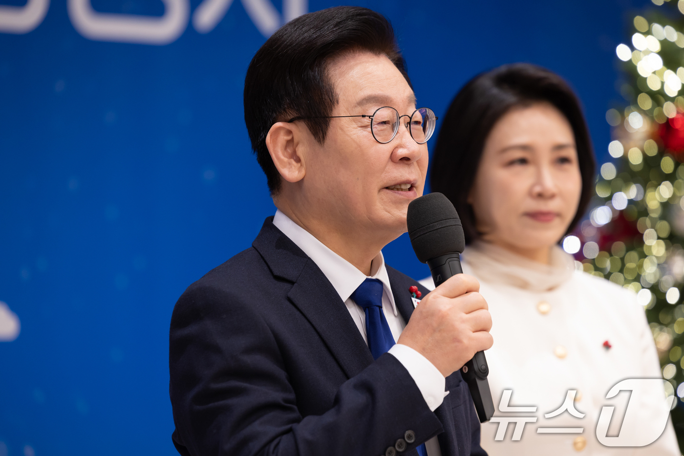 (서울=뉴스1) 허경 기자 = 이재명 대통령이 16일 서울 용산 대통령실에서 열린 기부나눔 초청행사에서 발언하고 있다. 오른쪽은 김혜경 여사. (대통령실 제공. 재판매 및 DB 금 …