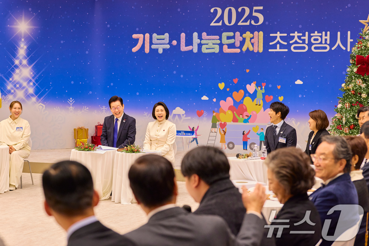 (서울=뉴스1) 허경 기자 = 이재명 대통령과 김혜경 여사가 16일 용산 대통령실에서 열린 2025년 기부·나눔단체 초청행사에 참석해 있다. (대통령실 제공. 재판매 및 DB 금지 …