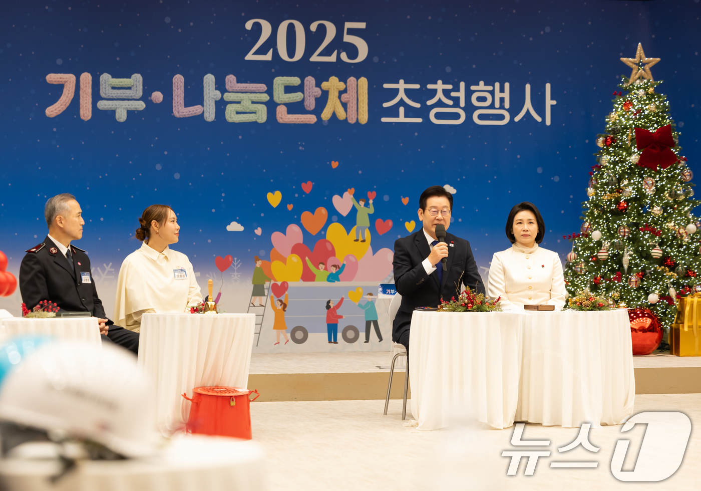 (서울=뉴스1) 허경 기자 = 이재명 대통령이 16일 서울 용산 대통령실에서 열린 기부나눔 초청행사에서 발언하고 있다. 오른쪽은 김혜경 여사. (대통령실 제공. 재판매 및 DB 금 …