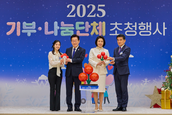 이재명 대통령, 사랑의열매에 성금전달