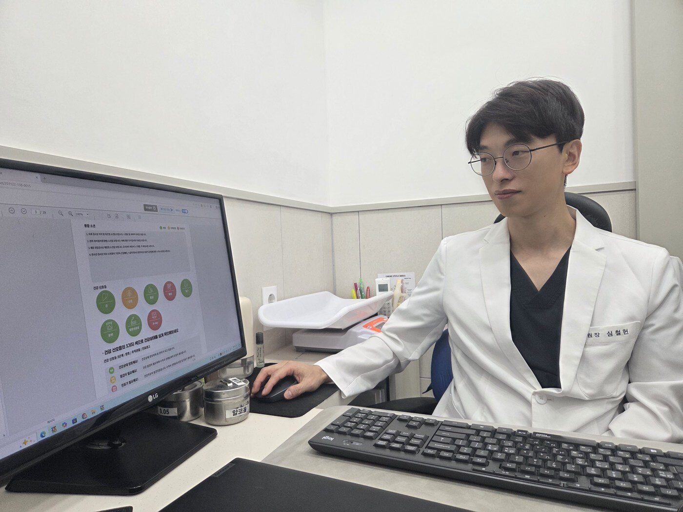 본문 이미지 - 심철현 원장이 그린벳 케어25 건강검진 결과 리포트를 보며 설명하고 있다. ⓒ 뉴스1 한송아 기자