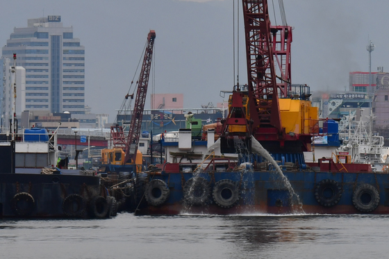 동빈내항 오염퇴적물 제거 작업