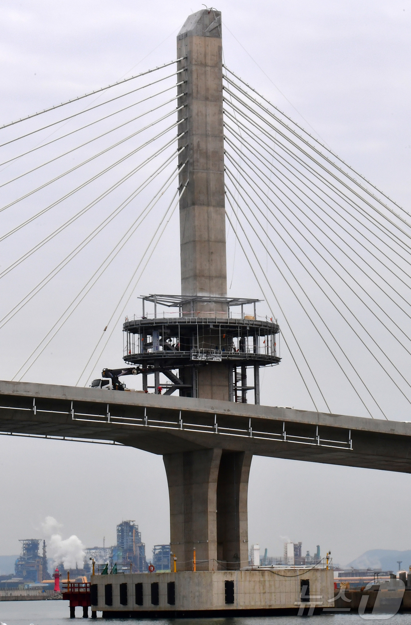 (포항=뉴스1) 최창호 기자 = 16일 경북 포항시 송도해수욕장과 영일대해수욕장을 연결하는 해오름대교 공사현장에서 관계자들이 주탑 전망대 공사를 진행하고 있다. 2025.12.16 …