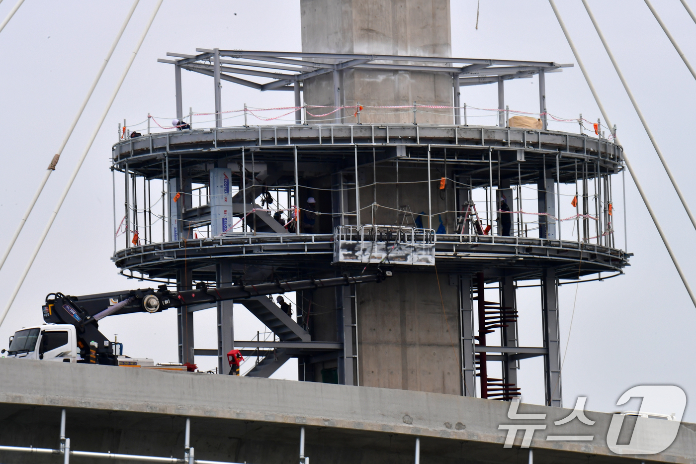 (포항=뉴스1) 최창호 기자 = 16일 경북 포항시 송도해수욕장과 영일대해수욕장을 연결하는 해오름대교 공사현장에서 관계자들이 주탑 전망대 공사를 진행하고 있다. 2025.12.16 …