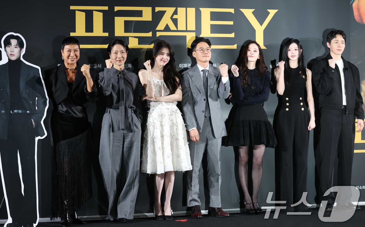 (서울=뉴스1) 권현진 기자 = 배우 정영주(왼쪽부터)와 김신록, 한소희, 이환 감독, 전종서, 유아, 김재균이 16일 서울 강남구 메가박스 코엑스에서 열린 영화 '프로젝트 Y ( …