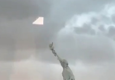 "어, 어 저게 쓰러져?"…브라질 35m '자유의 여신상' 복제품 시속 90㎞ 강풍에 꽈당