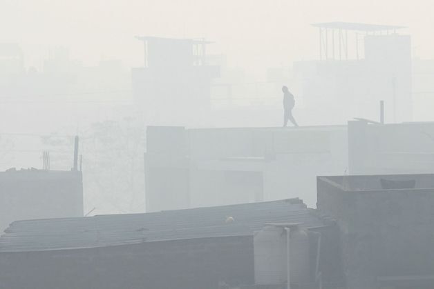 '앞이 안보여'…인도 뉴델리, 짙은 스모그로 항공편 수백편 취소