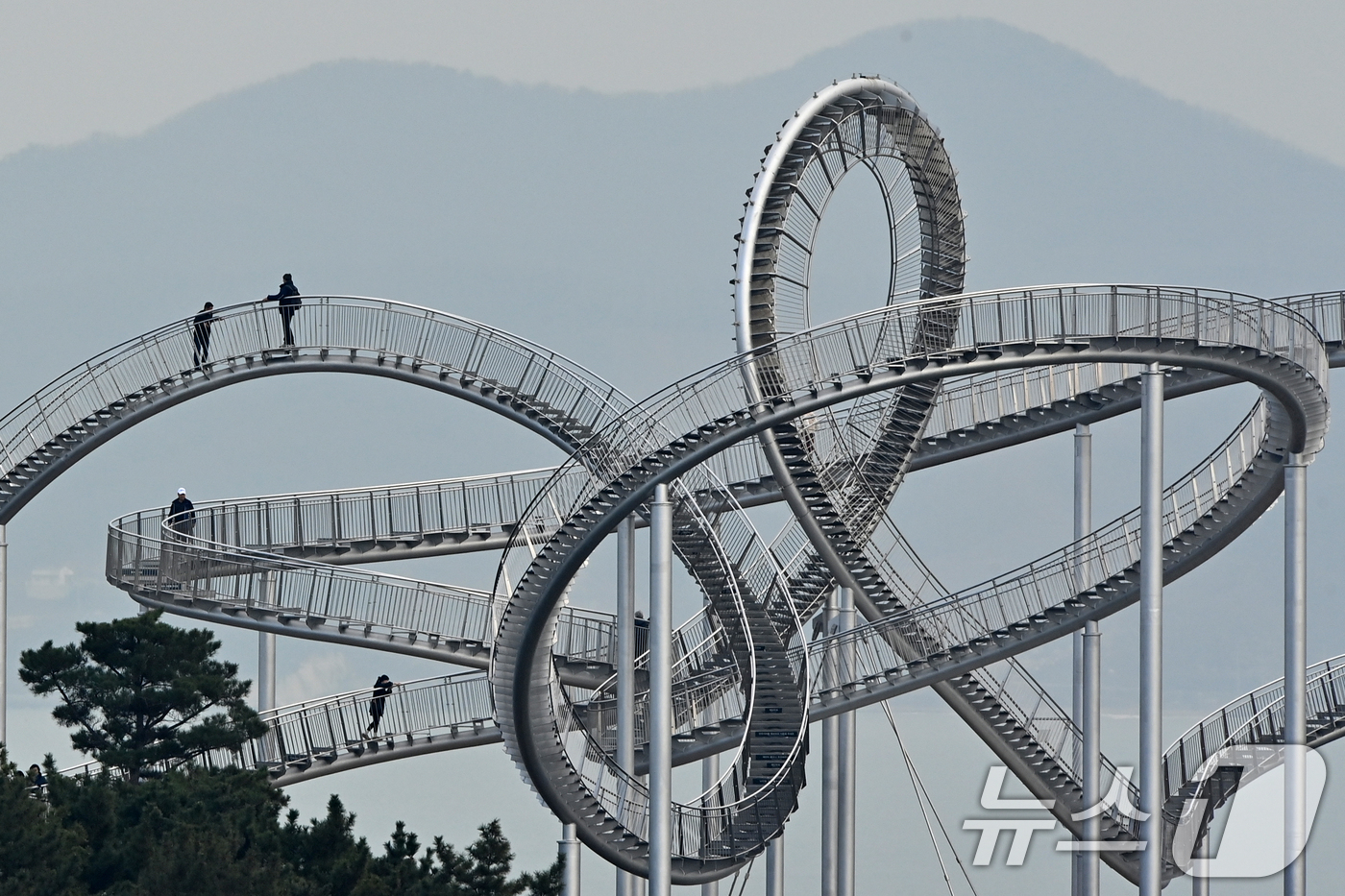 (포항=뉴스1) 최창호 기자 = 16일 경북 포항시 북구 환호공원에 있는 스페이스워크 주변이 해무에 덮여있다.  2025.12.16/뉴스1