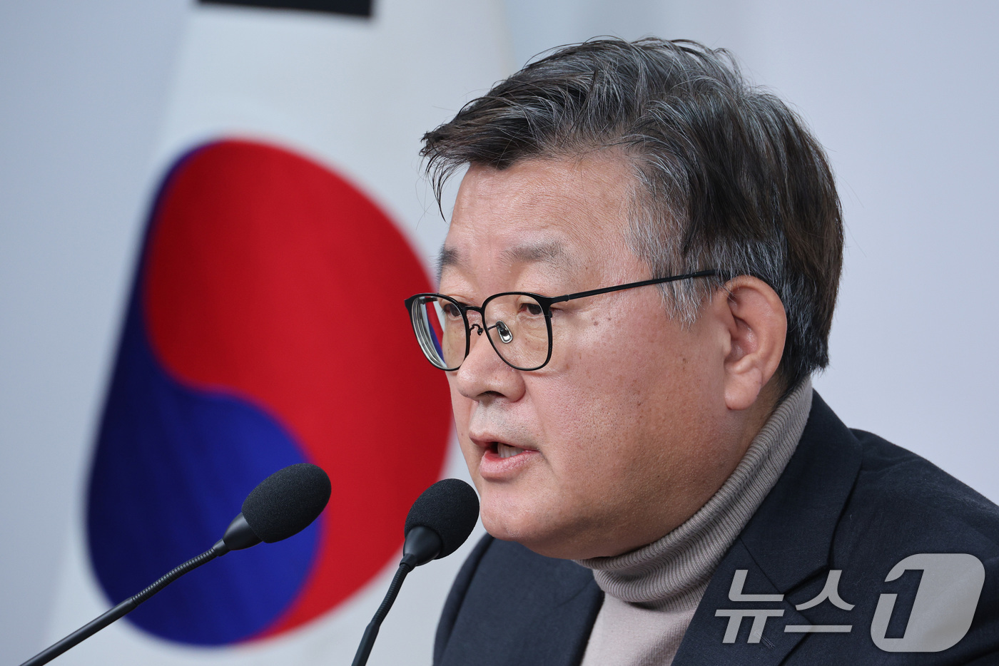 (서울=뉴스1) 신웅수 기자 = 이호선 국민의힘 당무감사위원장이 16일 서울 여의도 국민의힘 당사에서 김종혁 전 최고위원에 대한 당원권 정지 2년 권고 결정에 대한 브리핑을 하고 …