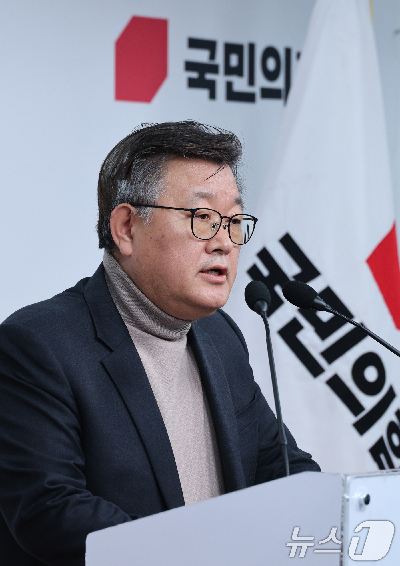 (서울=뉴스1) 신웅수 기자 = 이호선 국민의힘 당무감사위원장이 16일 서울 여의도 국민의힘 당사에서 김종혁 전 최고위원에 대한 당원권 정지 2년 권고 결정에 대한 브리핑을 하고 …