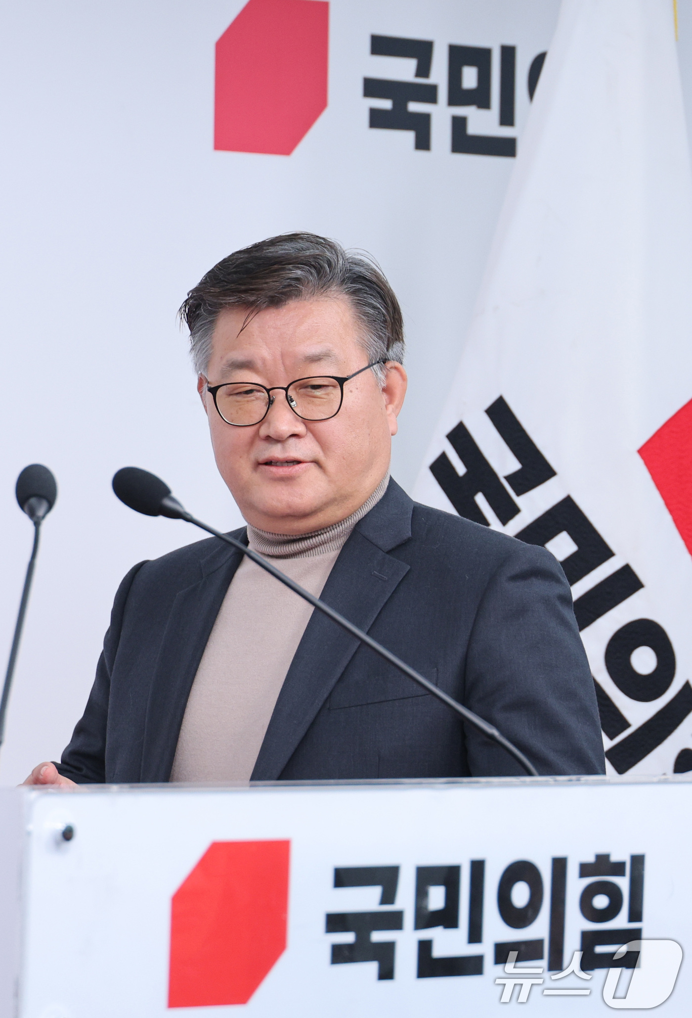 (서울=뉴스1) 신웅수 기자 = 이호선 국민의힘 당무감사위원장이 16일 서울 여의도 국민의힘 당사에서 김종혁 전 최고위원에 대한 당원권 정지 2년 권고 결정에 대한 브리핑을 하기 …