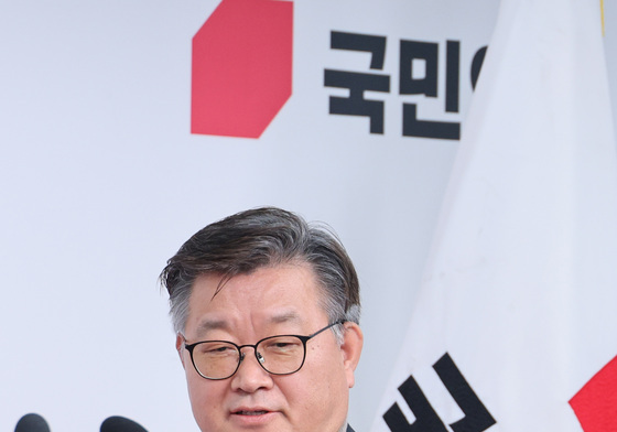 브리핑 입장하는 이호선 당무감사위원장