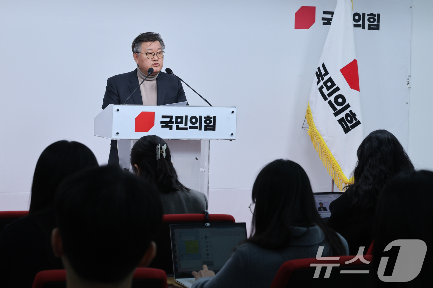 (서울=뉴스1) 신웅수 기자 = 이호선 국민의힘 당무감사위원장이 16일 서울 여의도 국민의힘 당사에서 김종혁 전 최고위원에 대한 당원권 정지 2년 권고 결정에 대한 브리핑을 하고 …