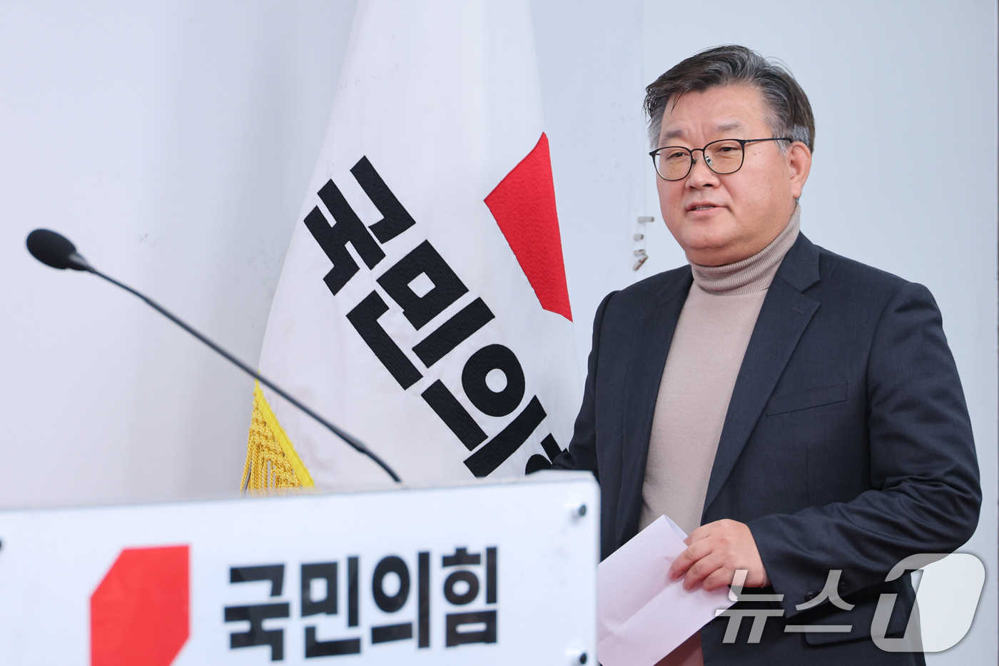 (서울=뉴스1) 신웅수 기자 = 이호선 국민의힘 당무감사위원장이 16일 서울 여의도 국민의힘 당사에서 김종혁 전 최고위원에 대한 당원권 정지 2년 권고 결정에 대한 브리핑을 하고 …