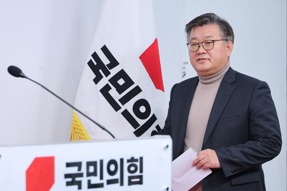 브리핑룸 입장하는 이호선 당무감사위원장