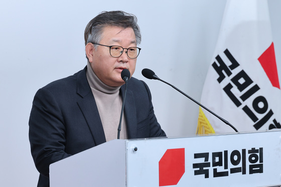 브리핑하는 이호선