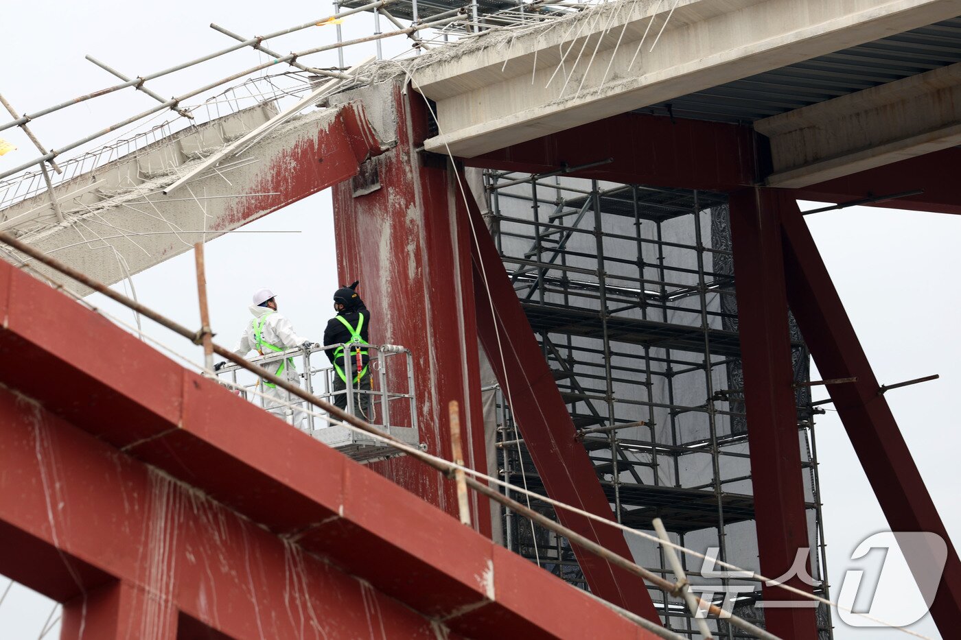본문 이미지 - 16일 오후 4명의 작업자가 매몰돼 사망한 광주 서구 치평동 광주대표도서관 공사 현장에서 사고 원인을 규명하기 위한 합동감식이 진행되고 있다. 2025.12.16/뉴스1 ⓒ News1 박지현 기자