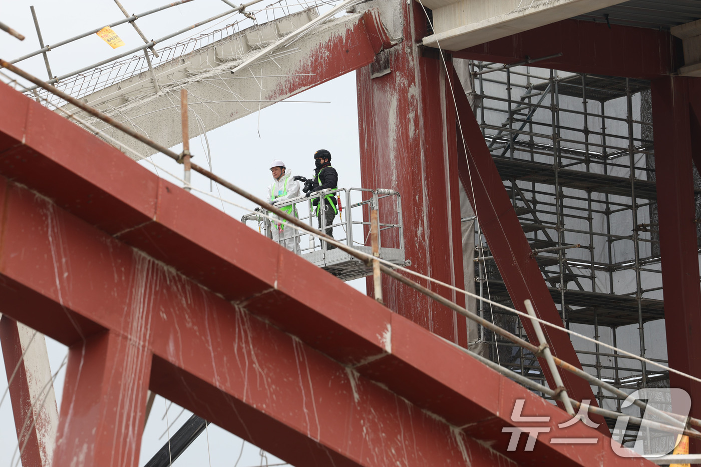 (광주=뉴스1) 박지현 기자 = 4명의 작업자가 매몰돼 사망한 광주 서구 치평동 광주대표도서관 공사 붕괴 현장에서 16일 오후 사고 원인을 규명하기 위한 합동감식이 진행되고 있다. …