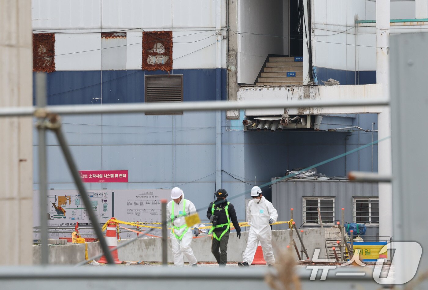 본문 이미지 - 4명의 작업자가 매몰돼 사망한 광주 서구 치평동 광주대표도서관 공사 붕괴 현장에서 16일 오후 사고 원인을 규명하기 위한 합동감식이 진행되고 있다. 2025.12.16/뉴스1 ⓒ News1 박지현 기자