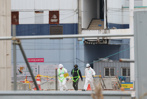 '합동감식' 광주대표도서관 긴장감…현장 찾은 유가족 눈시울