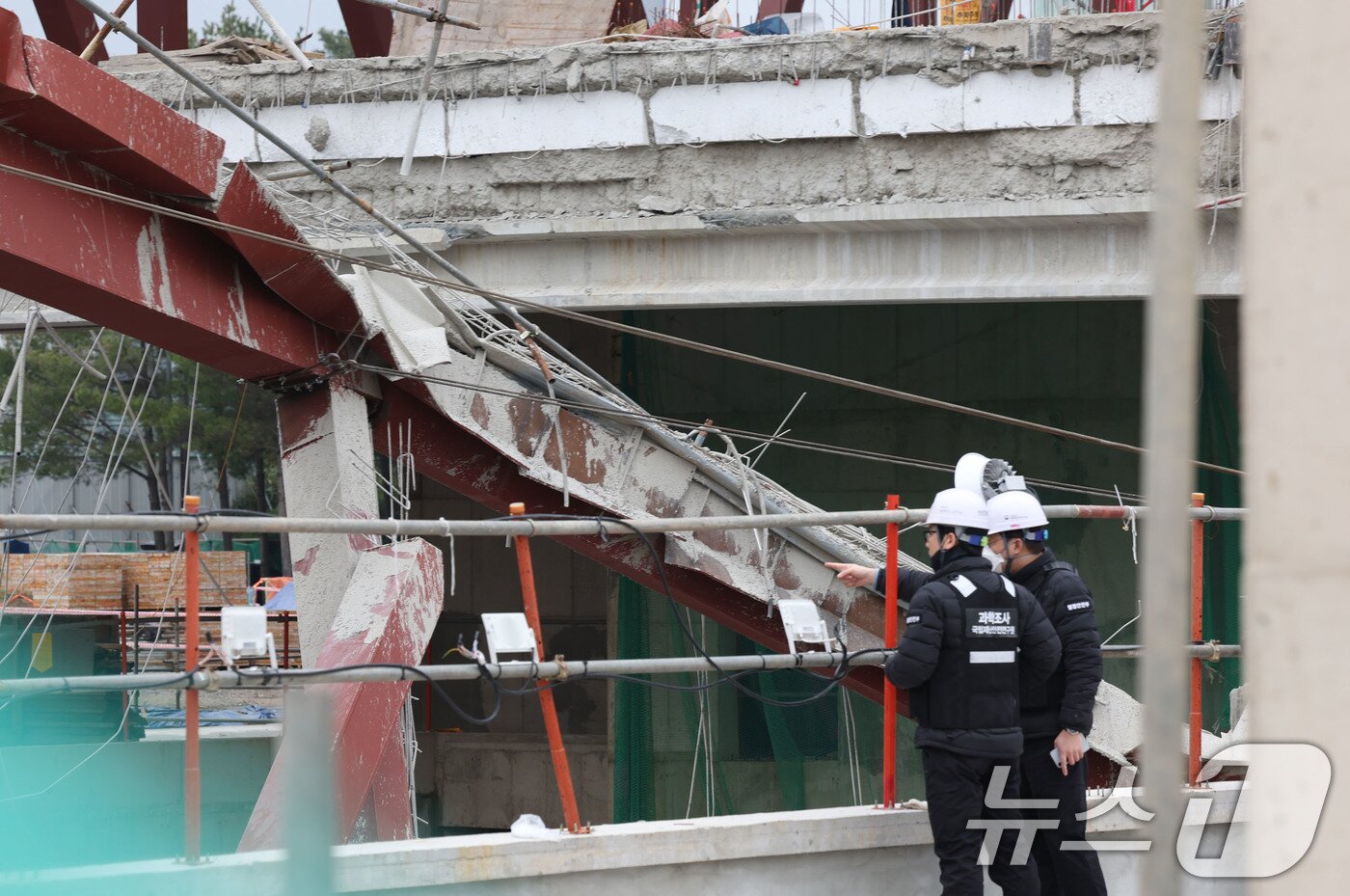 본문 이미지 - 4명의 작업자가 매몰돼 사망한 광주 서구 치평동 광주대표도서관 공사 붕괴 현장에서 16일 오후 사고 원인을 규명하기 위한 합동감식이 진행되고 있다. 2025.12.16/뉴스1 ⓒ News1 박지현 기자