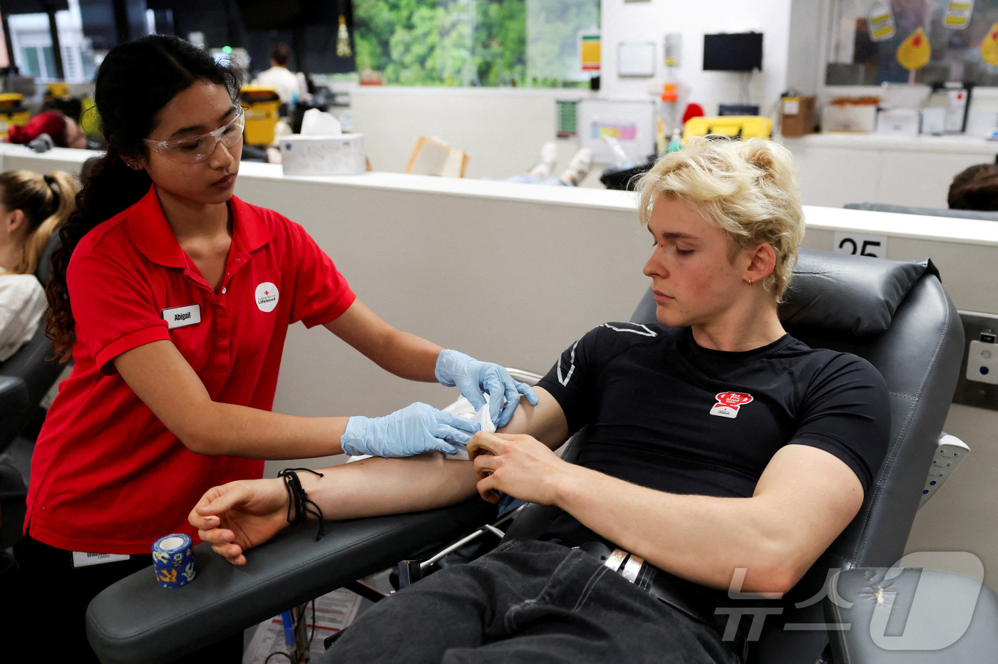 (시드니 로이터=뉴스1) 강민경 기자 = 14일 시드니 본다이 비치에서 발생한 유대교 축제 총격 사건 이후 현지에서 헌혈이 늘고 있다고 로이터통신이 전했다. 사진은 16일 헌혈에 …