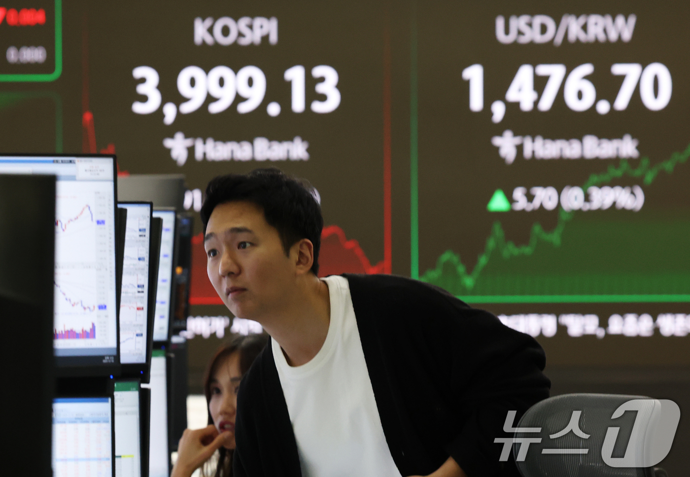 (서울=뉴스1) 오대일 기자 = 코스피가 외국인과 기관의 매도세로 10거래일 만에 4,000선이 무너진 16일 오후 서울 중구 하나은행 본점 딜링룸 전광판에 코스피 종가가 표시되고 …