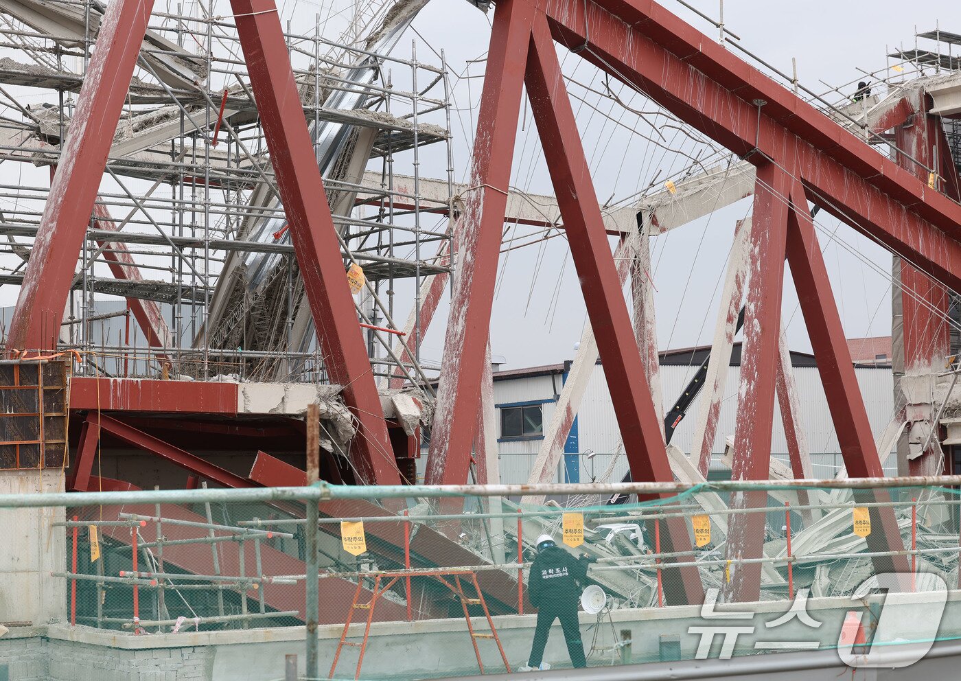 본문 이미지 - 4명의 작업자가 매몰돼 사망한 광주 서구 치평동 광주대표도서관 공사 붕괴 현장에서 16일 오후 사고 원인을 규명하기 위한 합동감식이 진행되고 있다. 2025.12.16/뉴스1 ⓒ News1 박지현 기자