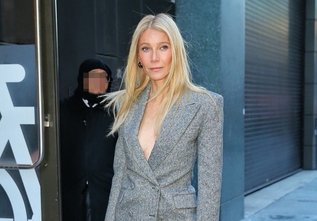 '53세' 귀네스 팰트로, 맨살에 재킷만 걸친 파격 패션…여전한 섹시미