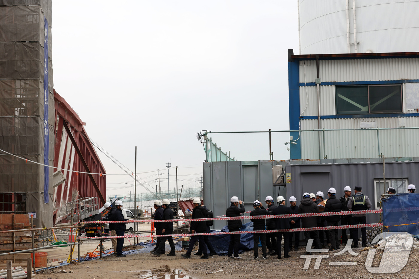 (광주=뉴스1) 박지현 기자 = 4명의 작업자가 매몰돼 사망한 광주 서구 치평동 광주대표도서관 공사 붕괴 현장에서 16일 오후 사고 원인을 규명하기 위한 합동감식이 진행되고 있다. …