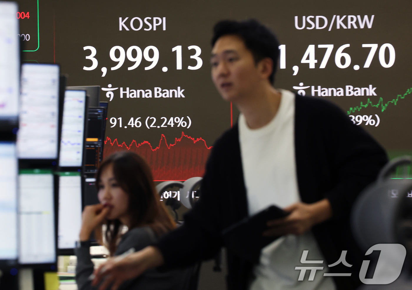 (서울=뉴스1) 오대일 기자 = 코스피가 외국인과 기관의 매도세로 10거래일 만에 4,000선이 무너진 16일 오후 서울 중구 하나은행 본점 딜링룸 전광판에 코스피 종가가 표시되고 …