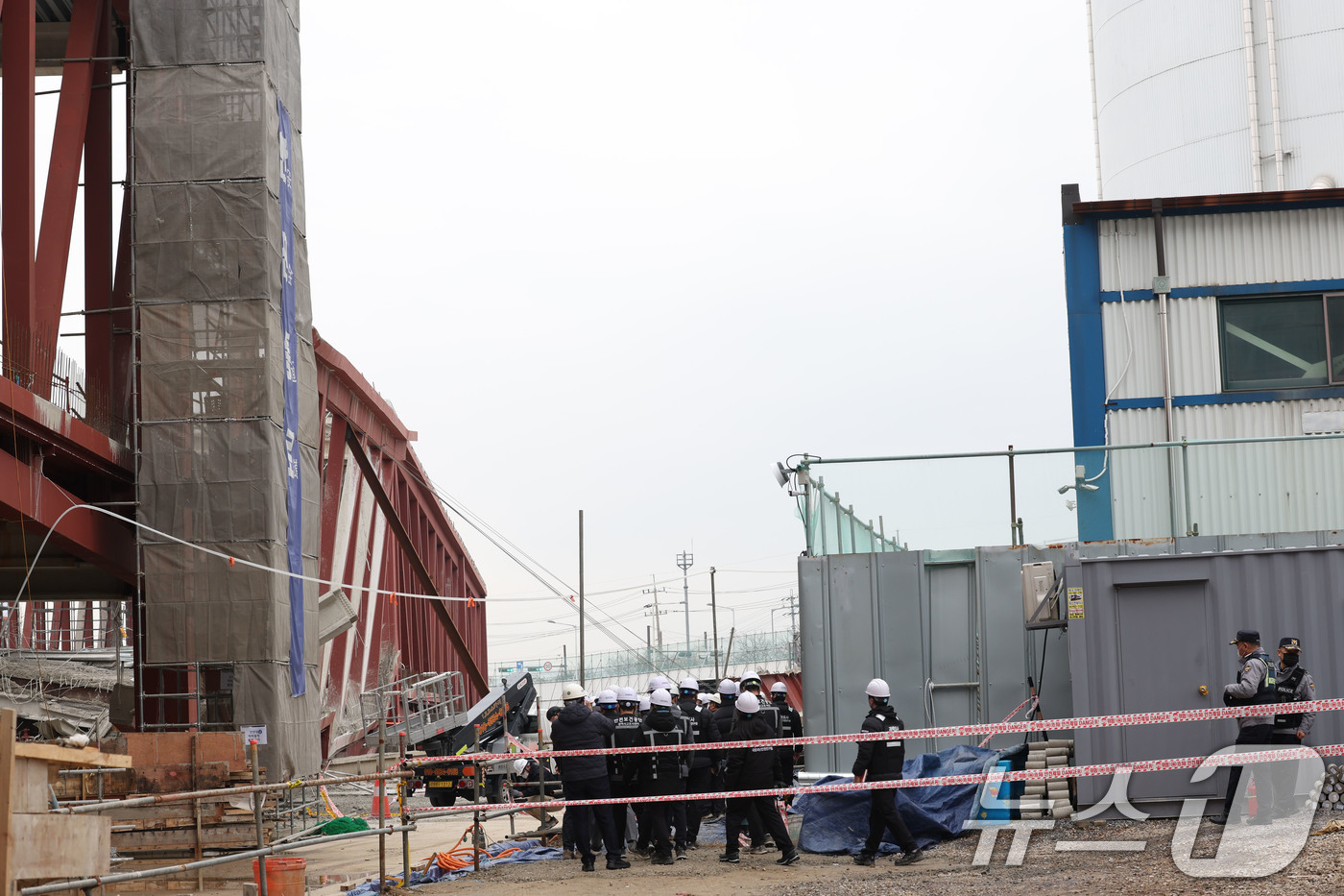 (광주=뉴스1) 박지현 기자 = 4명의 작업자가 매몰돼 사망한 광주 서구 치평동 광주대표도서관 공사 붕괴 현장에서 16일 오후 사고 원인을 규명하기 위한 합동감식이 진행되고 있다. …