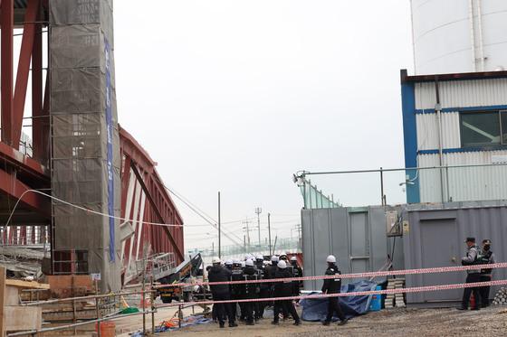 붕과원인 감식 나선 광주 경찰