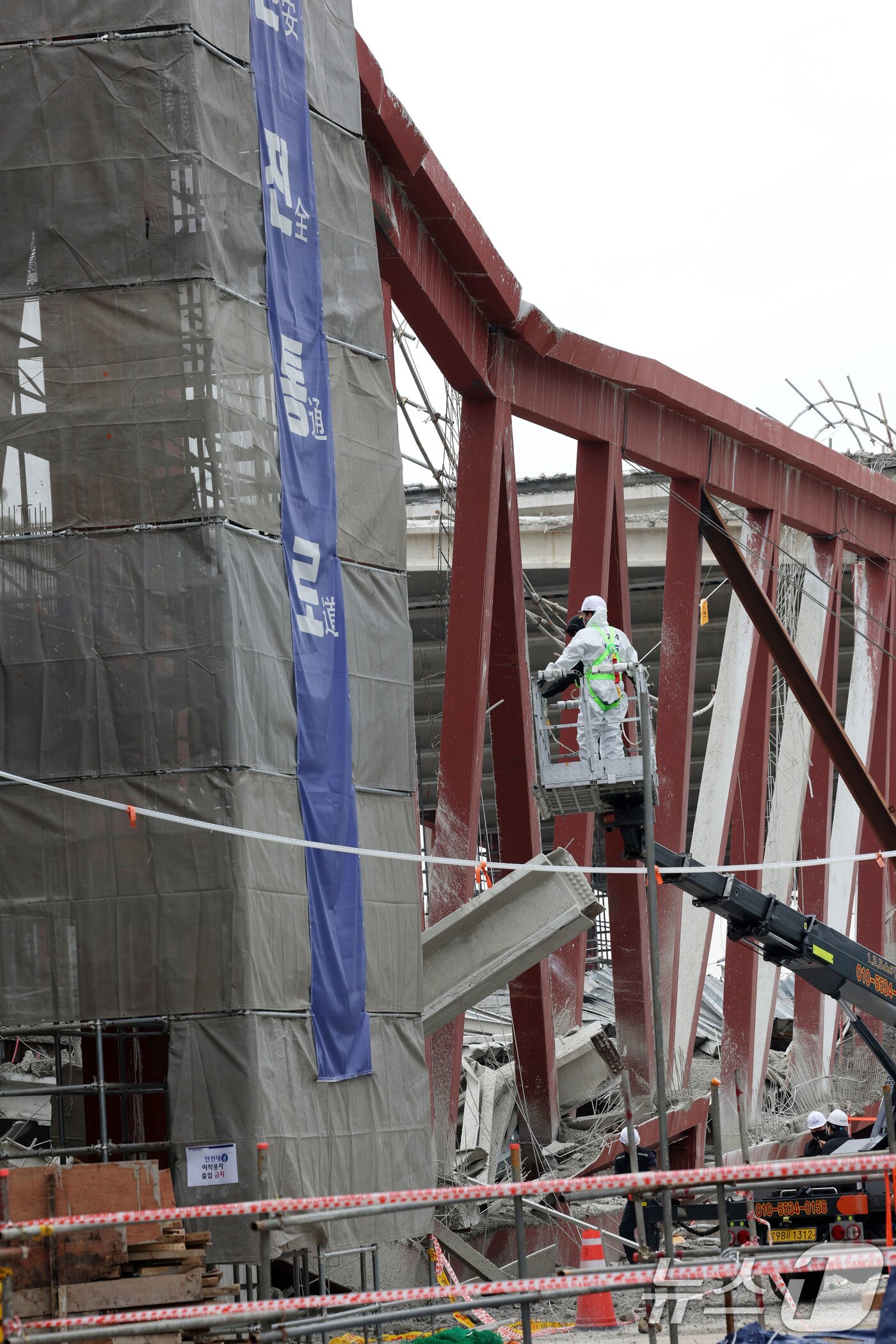 본문 이미지 - 4명의 작업자가 매몰돼 사망한 광주 서구 치평동 광주대표도서관 공사 붕괴 현장에서 16일 오후 사고 원인을 규명하기 위한 합동감식이 진행되고 있다. 2025.12.16/뉴스1 ⓒ News1 박지현 기자