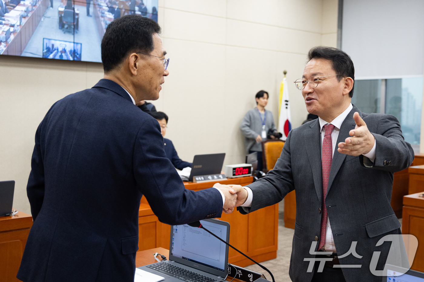 (서울=뉴스1) 유승관 기자 = 국회 기후에너지환경노동위원회 더불어민주당 김주영(왼쪽), 국민의힘 김형동 간사가 16일 서울 여의도 국회에서 열린 제430회 국회(임시회) 기후에너 …