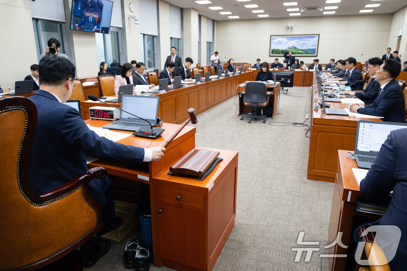 (서울=뉴스1) 유승관 기자 = 안호영 국회 기후에너지환경노동위원장이 16일 서울 여의도 국회에서 열린 제430회 국회(임시회) 기후에너지환경노동위원회 제1차 전체회의에서 의사봉을 …