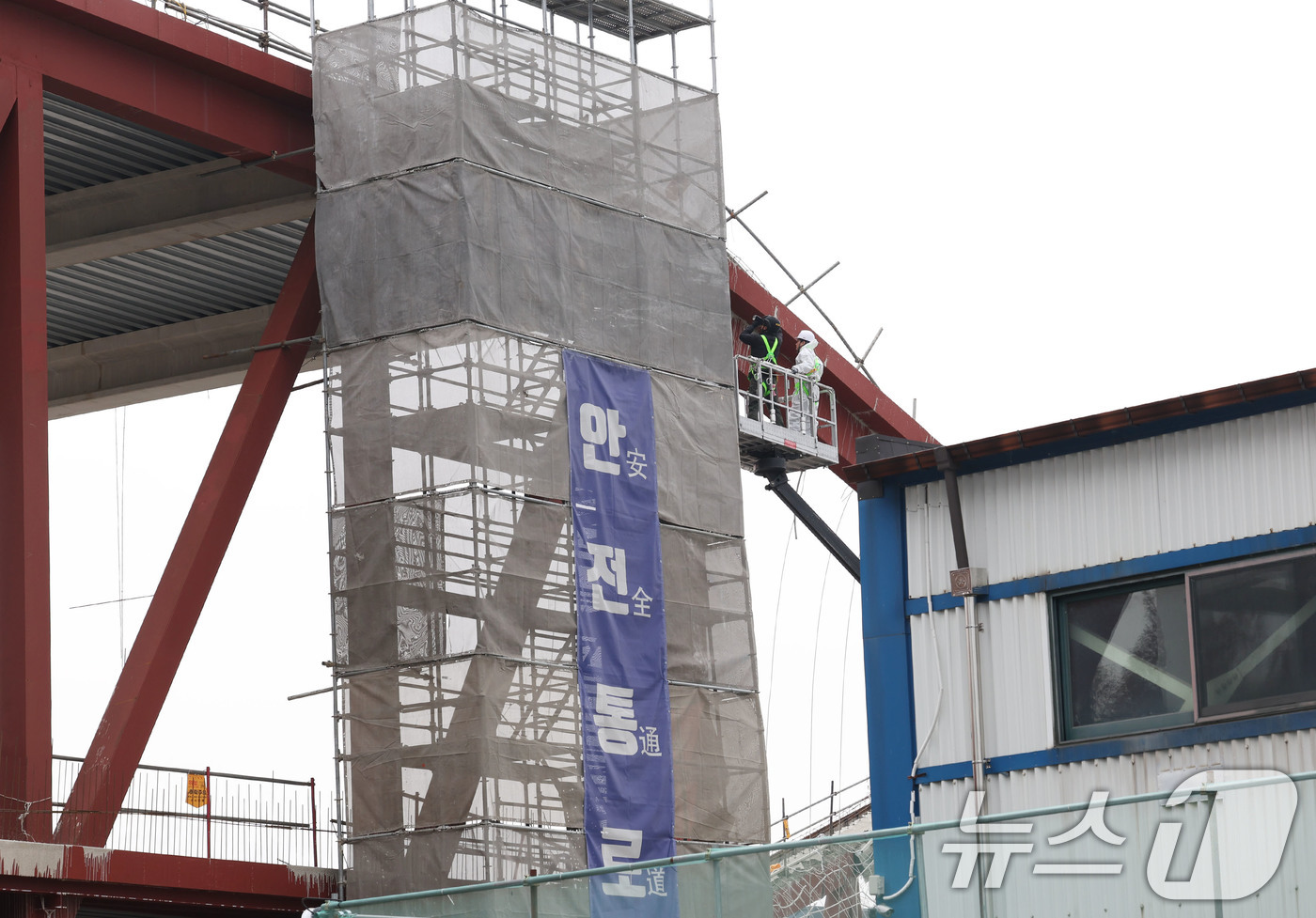 (광주=뉴스1) 박지현 기자 = 4명의 작업자가 매몰돼 사망한 광주 서구 치평동 광주대표도서관 공사 붕괴 현장에서 16일 오후 사고 원인을 규명하기 위한 합동감식이 진행되고 있다. …