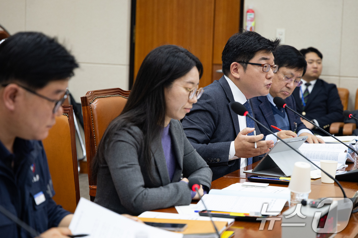 (서울=뉴스1) 유승관 기자 = 김승현 노무법인 시선 대표노무사가 16일 서울 여의도 국회에서 열린 제430회 국회(임시회) 기후에너지환경노동위원회 제1차 전체회의에서 일터에서의 …