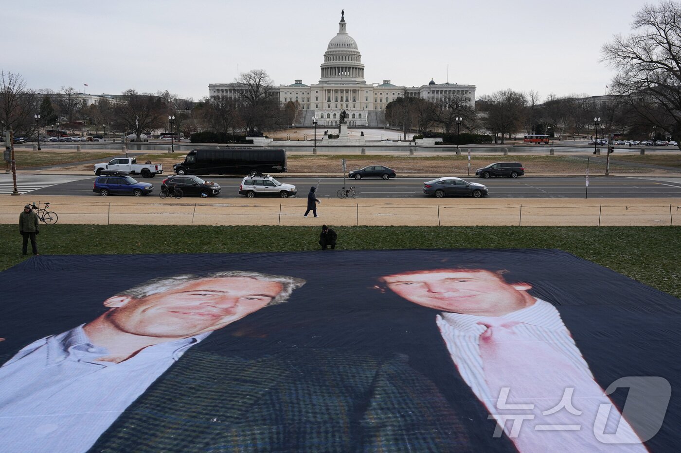 본문 이미지 - 도널드 트럼프 미국 대통령과 고(故) 제프리 엡스타인이 과거에 함께 찍은 사진이 이른바 '엡스타인 파일' 공개를 앞두고 15일(현지시간) 워싱턴DC 내셔널몰에 전시됐다. 2025.12.15 ⓒ 로이터=뉴스1 ⓒ News1 김경민 기자