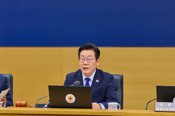 李 대통령 "인심쓰느라 깎은 출국납부금, 현실화 해야"